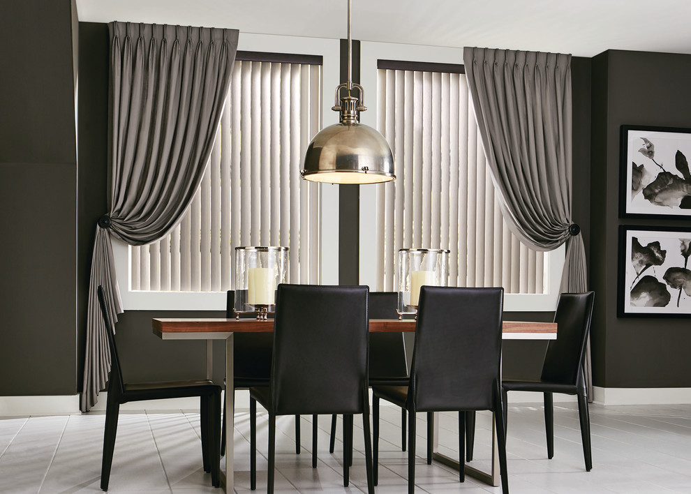 Пример оригинального дизайна: большая кухня-столовая в стиле модернизм с черными стенами и полом из керамогранита без камина