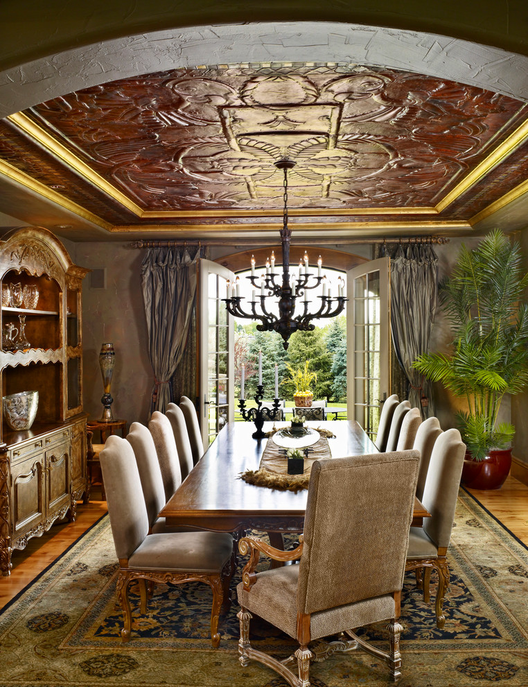 Immagine di una sala da pranzo mediterranea con pareti marroni e pavimento in legno massello medio