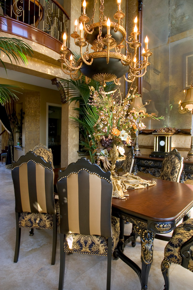 Пример оригинального дизайна: большая гостиная-столовая с серебряными стенами и полом из травертина без камина