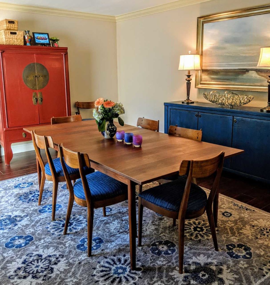 Источник вдохновения для домашнего уюта: отдельная столовая среднего размера в стиле фьюжн с бежевыми стенами, паркетным полом среднего тона и синим полом