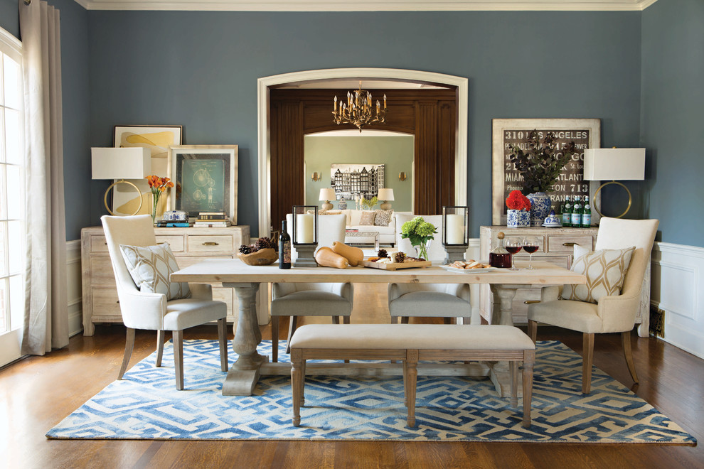 Ispirazione per una sala da pranzo classica chiusa e di medie dimensioni con pareti blu, pavimento in legno massello medio e nessun camino