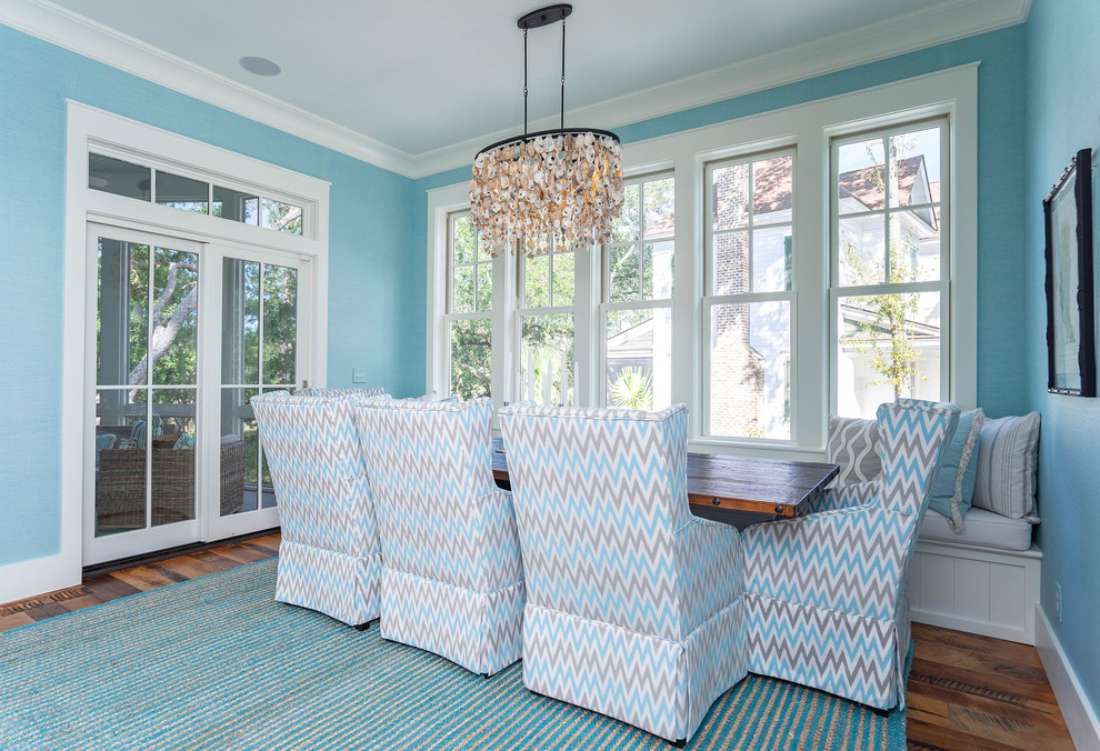 Immagine di una sala da pranzo stile marino chiusa e di medie dimensioni con pareti blu, pavimento in legno massello medio, nessun camino e pavimento marrone