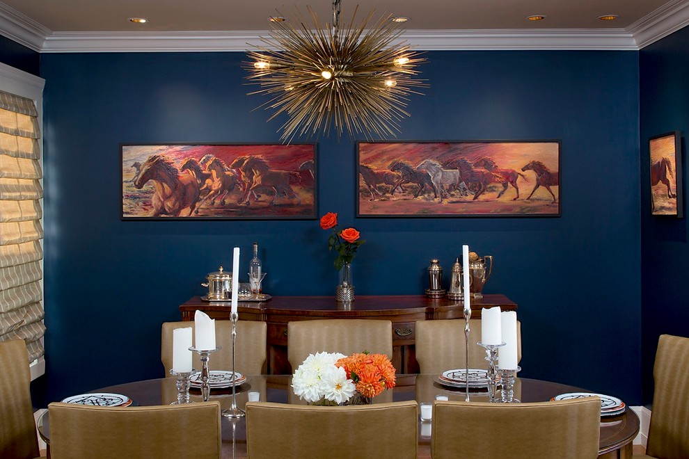 Immagine di una sala da pranzo bohémian con pareti blu