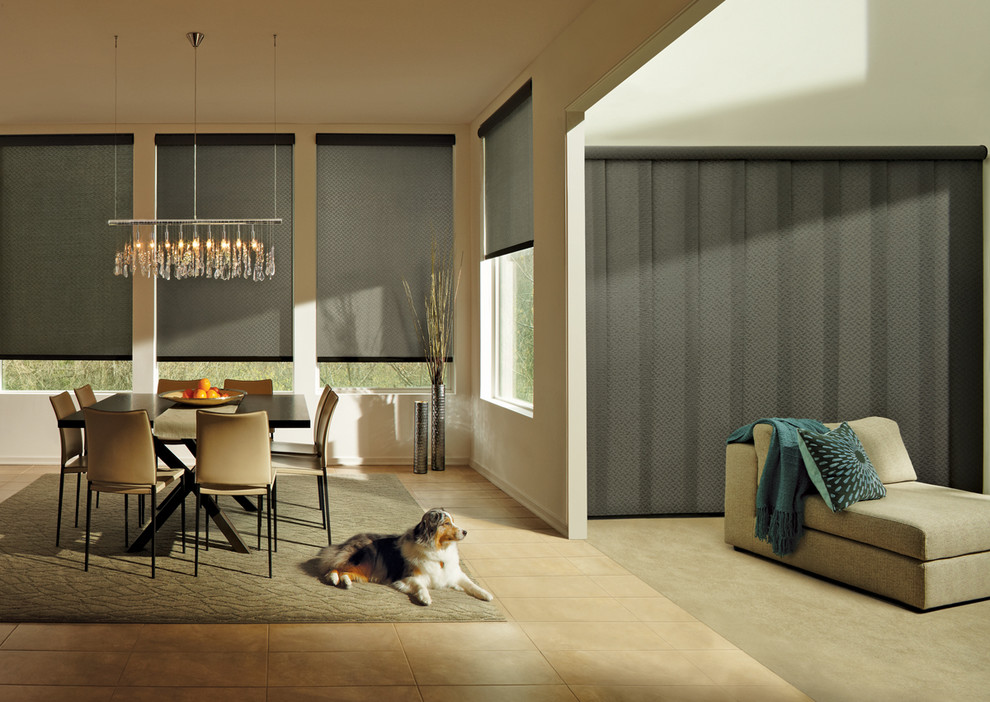 Свежая идея для дизайна: большая гостиная-столовая в классическом стиле с бежевыми стенами и коричневым полом без камина - отличное фото интерьера