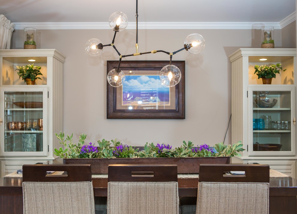 Geschlossenes, Mittelgroßes Shabby-Style Esszimmer ohne Kamin mit beiger Wandfarbe, braunem Holzboden und braunem Boden in Denver
