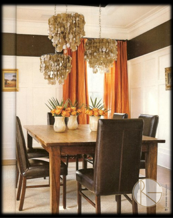 На фото: столовая в стиле неоклассика (современная классика) с коричневыми стенами