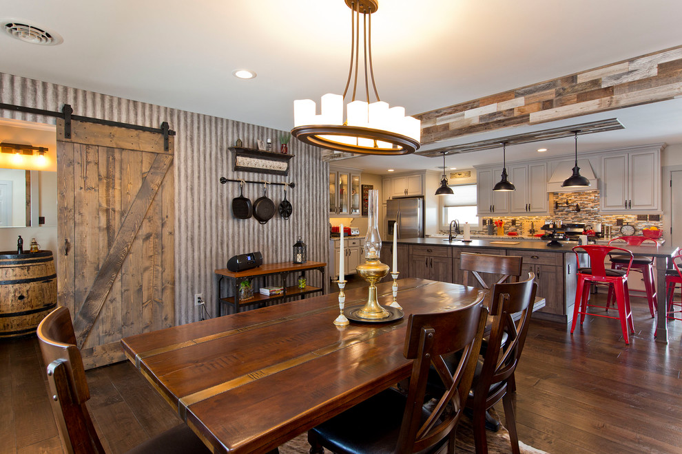Exempel på ett mellanstort rustikt kök med matplats, med beige väggar, mörkt trägolv och brunt golv