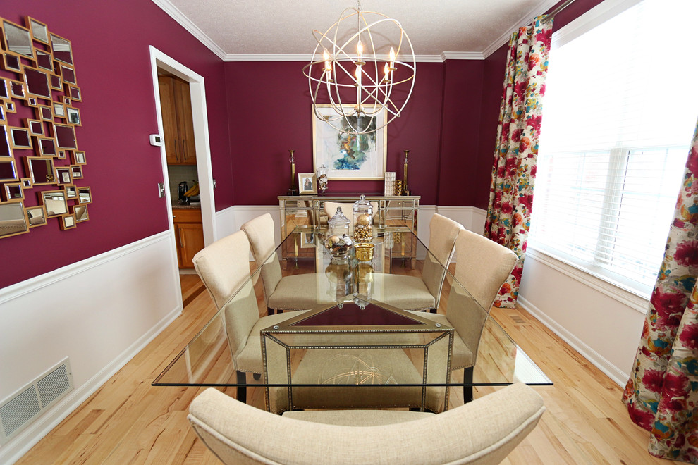 Esempio di una sala da pranzo minimalista chiusa e di medie dimensioni con pareti multicolore e parquet chiaro