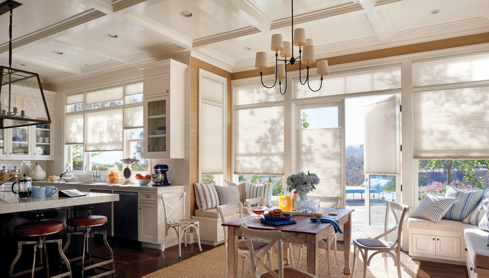 Inspiration pour une grande salle à manger ouverte sur la cuisine rustique avec un mur beige, parquet foncé, aucune cheminée et un sol marron.