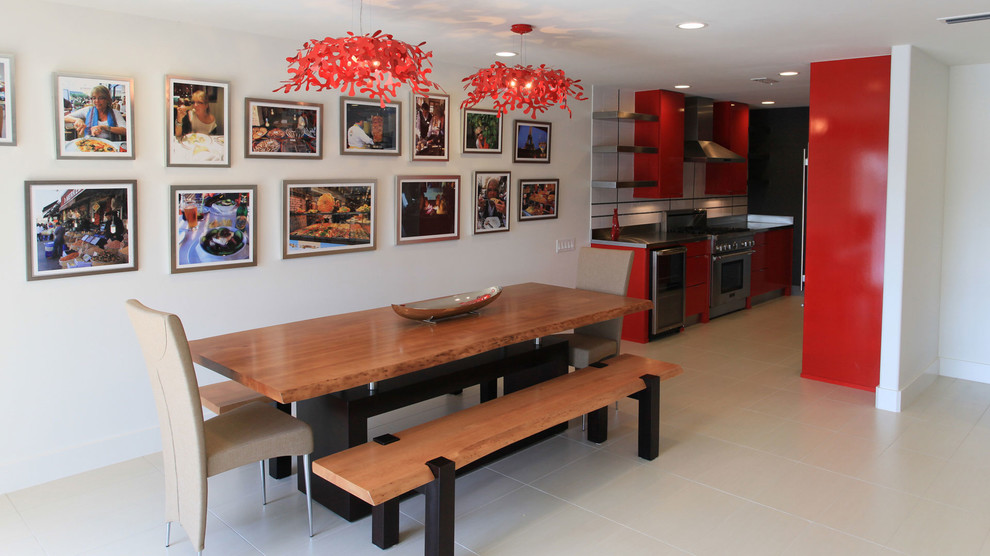 Пример оригинального дизайна: большая кухня-столовая в стиле модернизм с бежевыми стенами и полом из керамической плитки без камина