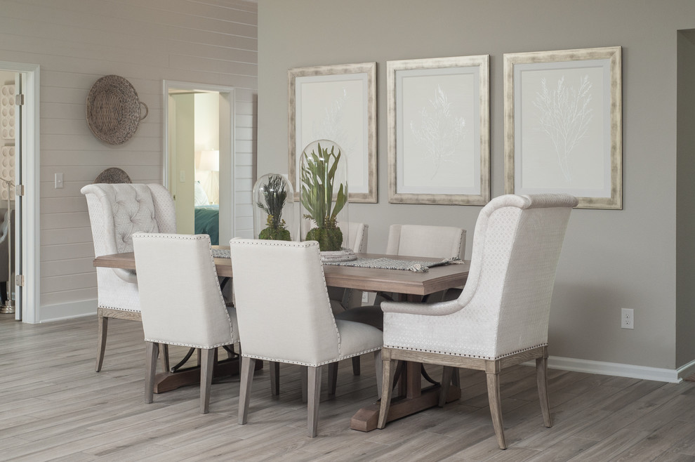 Idée de décoration pour une salle à manger ouverte sur le salon marine de taille moyenne avec un mur blanc, un sol en carrelage de céramique et un sol beige.