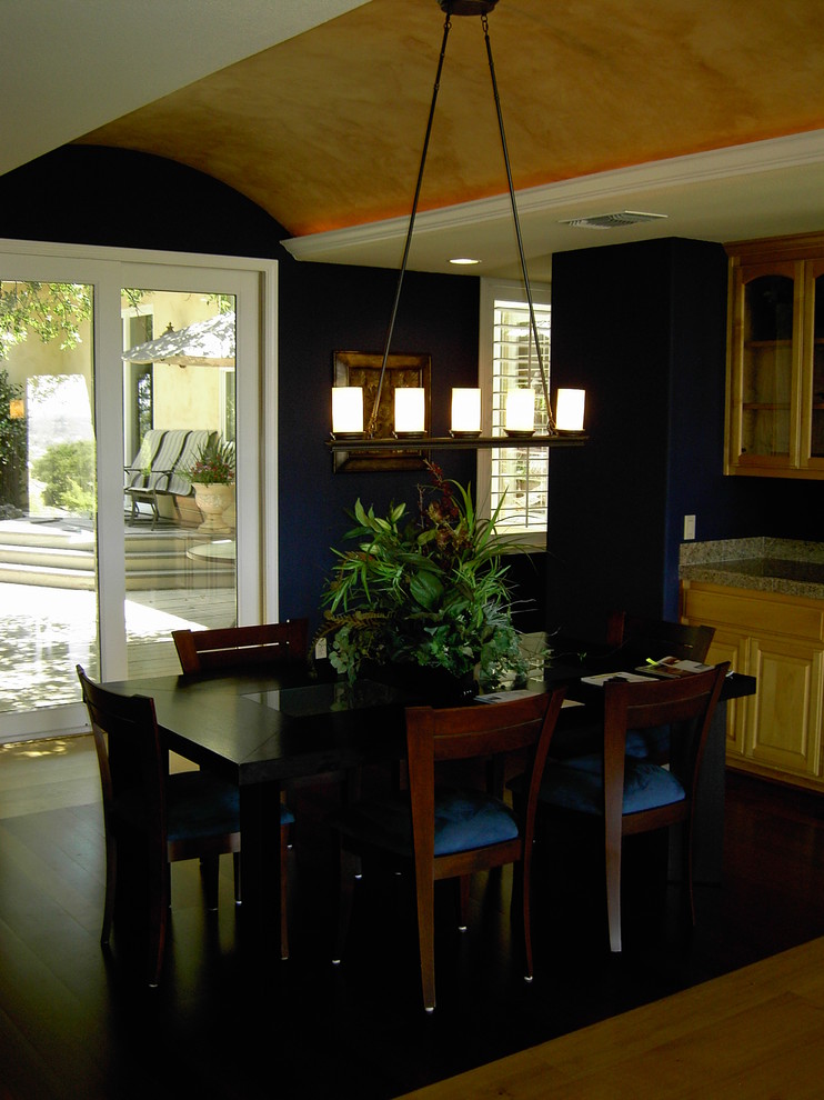 Inspiration for a timeless dining room remodel in Sacramento