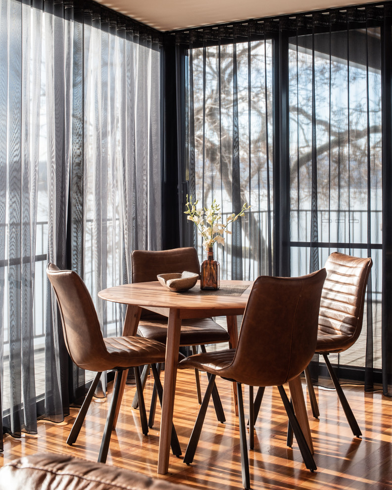 Ispirazione per una sala da pranzo contemporanea con pavimento in legno massello medio e pavimento marrone