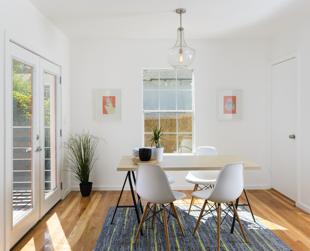 Kleine Moderne Wohnküche mit weißer Wandfarbe und hellem Holzboden in Los Angeles