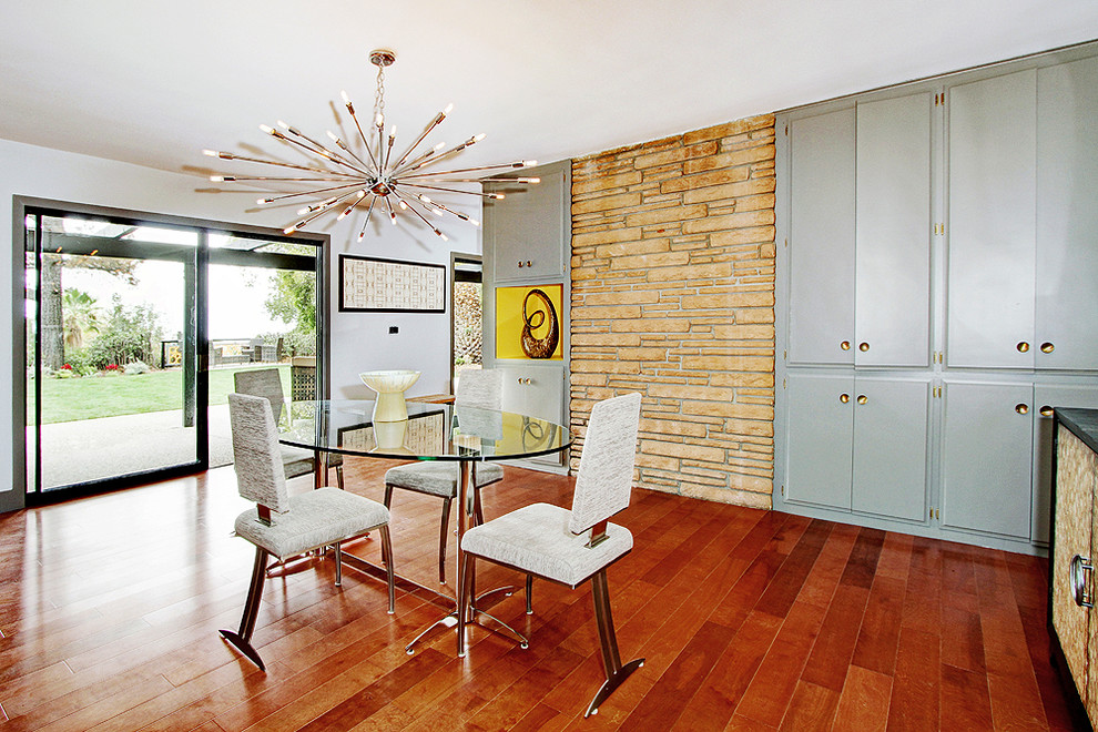 Idée de décoration pour une grande salle à manger ouverte sur la cuisine vintage avec un mur multicolore, un sol marron et un sol en bois brun.