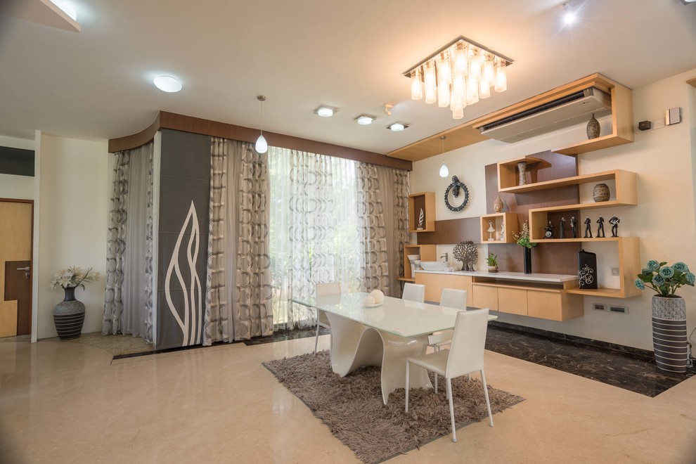 Modernes Esszimmer mit beiger Wandfarbe und beigem Boden in Bangalore