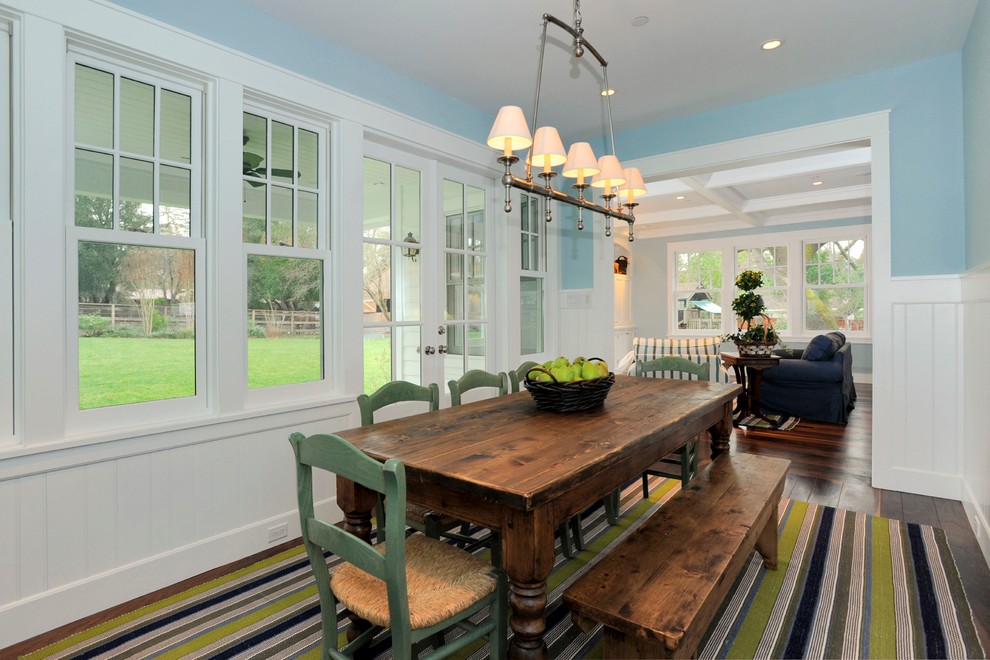 Foto de comedor de estilo de casa de campo de tamaño medio cerrado con paredes azules y suelo de madera oscura