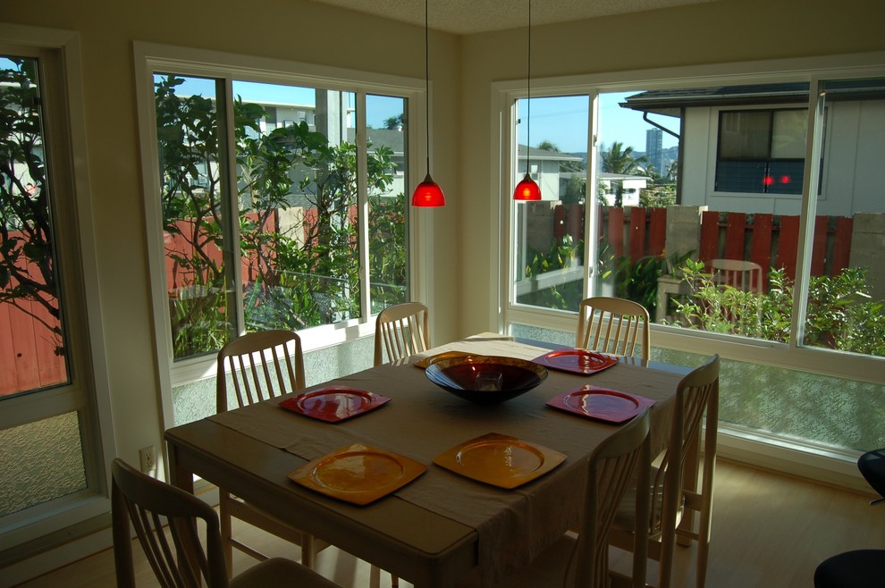 Island style dining room photo in Hawaii