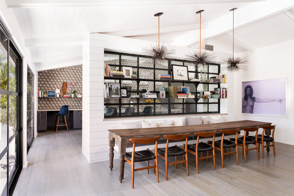 Große Retro Wohnküche ohne Kamin mit weißer Wandfarbe und hellem Holzboden in Los Angeles