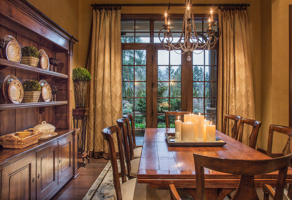 Inspiration pour une rideau de salle à manger traditionnelle avec parquet foncé.