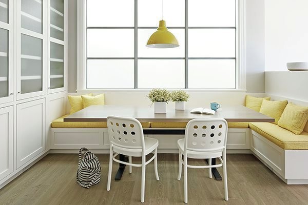 Foto de comedor de cocina actual de tamaño medio con paredes blancas, suelo de madera clara y suelo beige