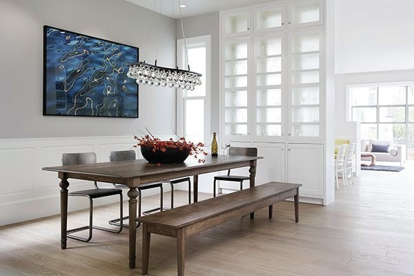 Ispirazione per una sala da pranzo minimal chiusa e di medie dimensioni con pareti grigie, parquet chiaro e pavimento beige