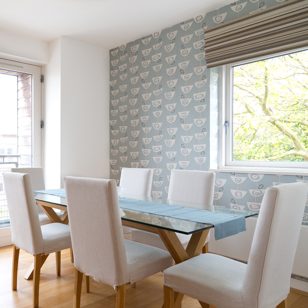 Ispirazione per una sala da pranzo nordica con pareti blu e parquet chiaro
