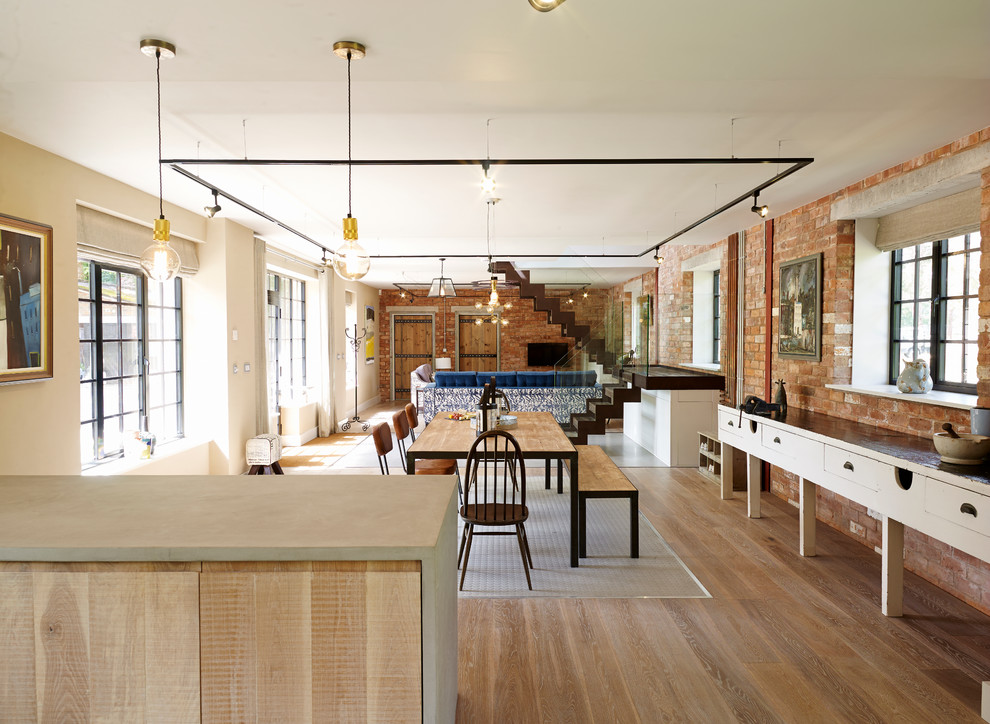 Cette photo montre une salle à manger ouverte sur le salon nature avec un sol en bois brun.