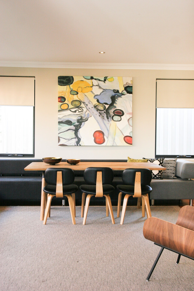 Foto di una sala da pranzo aperta verso il soggiorno moderna di medie dimensioni con pareti bianche, pavimento rosso e pavimento in legno massello medio