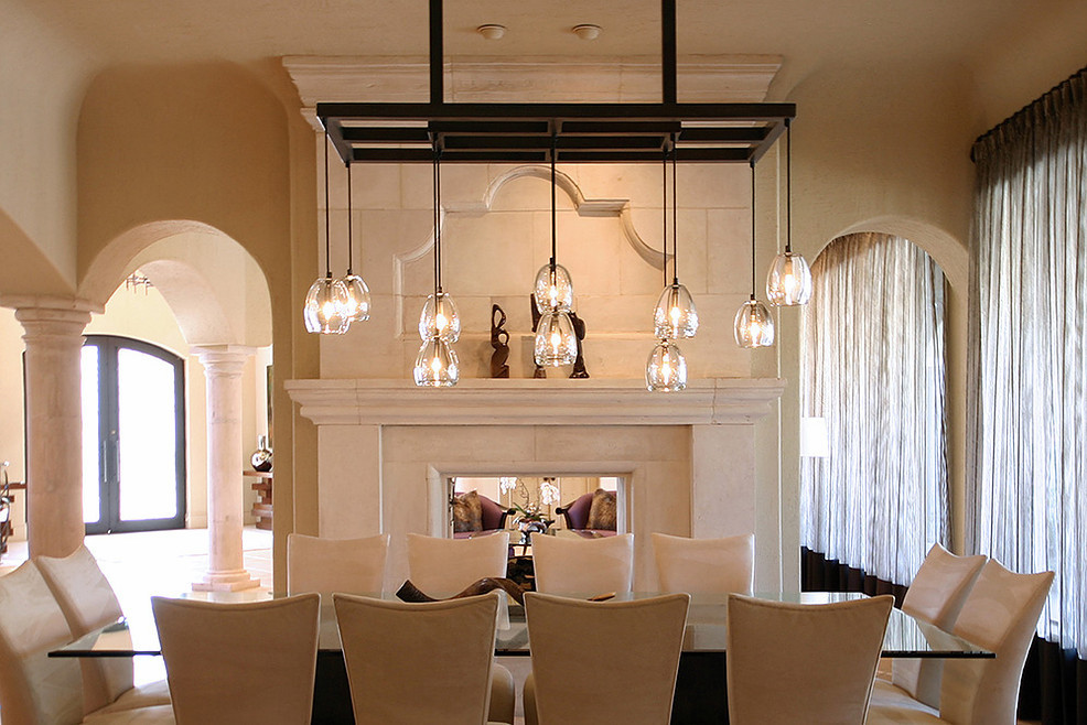 Idee per una grande sala da pranzo aperta verso il soggiorno classica con camino bifacciale e cornice del camino in pietra