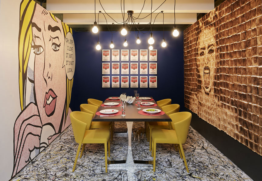 Idéer för mellanstora funkis separata matplatser, med flerfärgade väggar och laminatgolv