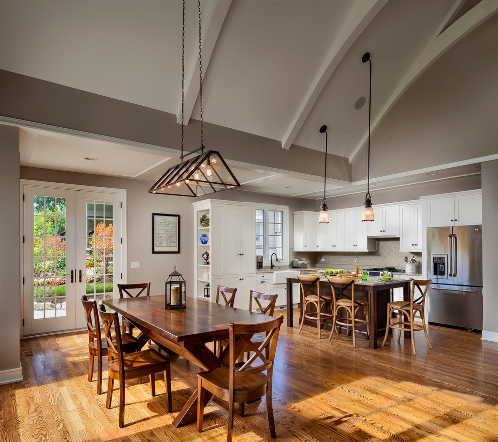 Esempio di una sala da pranzo aperta verso il soggiorno american style di medie dimensioni con pareti beige e pavimento in legno massello medio