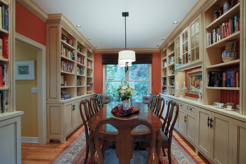 Пример оригинального дизайна: отдельная столовая среднего размера в классическом стиле с оранжевыми стенами и паркетным полом среднего тона без камина