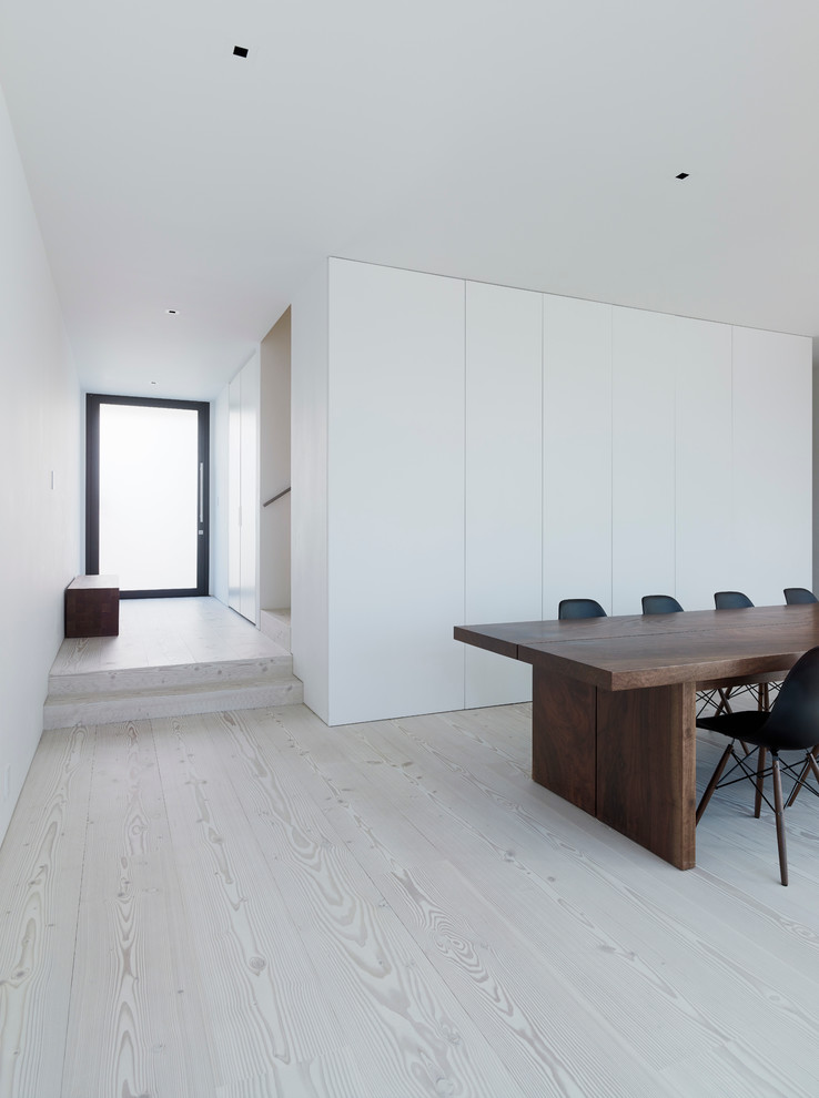 На фото: гостиная-столовая среднего размера в стиле модернизм с белыми стенами и светлым паркетным полом