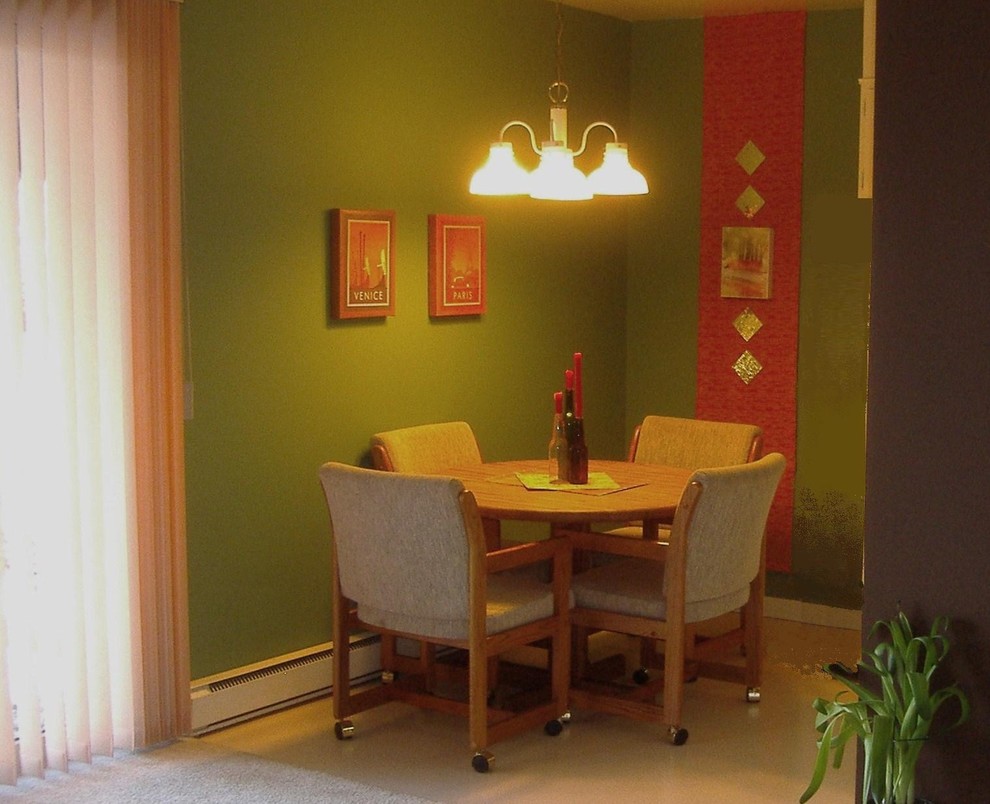 Cette image montre une petite salle à manger ouverte sur la cuisine minimaliste avec un mur vert et un sol en vinyl.