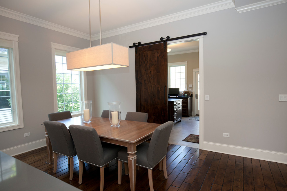 Réalisation d'une salle à manger ouverte sur la cuisine champêtre de taille moyenne avec un mur gris, un sol en bois brun et aucune cheminée.