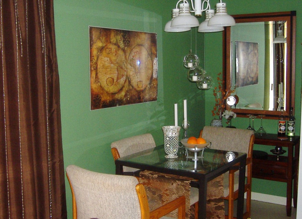 Kleine Moderne Wohnküche mit grüner Wandfarbe in Sonstige