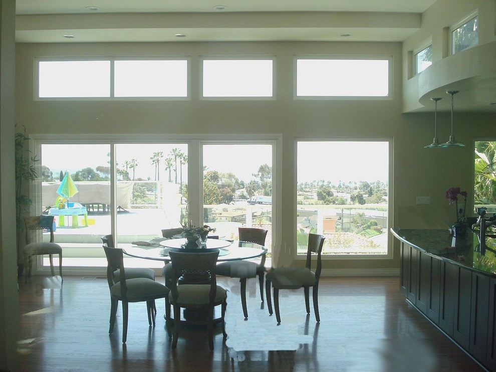 Mittelgroße Moderne Wohnküche ohne Kamin mit beiger Wandfarbe, braunem Holzboden, braunem Boden und Kassettendecke in Orange County