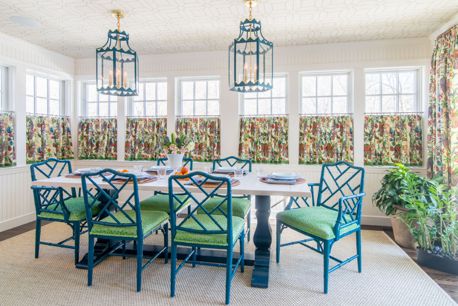 Foto di una sala da pranzo country chiusa e di medie dimensioni con pareti bianche, parquet scuro e pavimento marrone