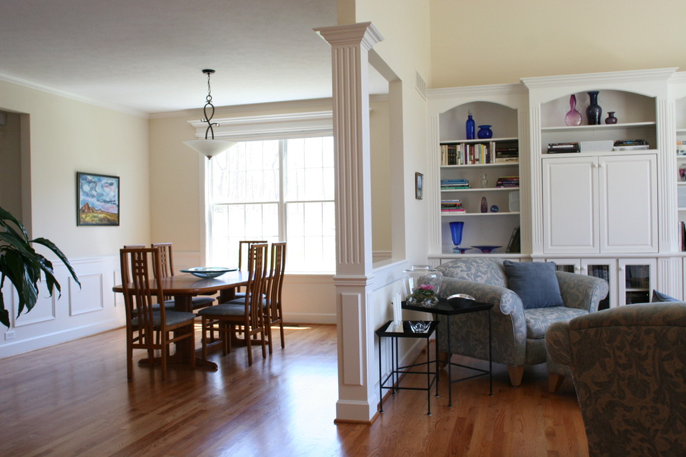 Immagine di una grande sala da pranzo aperta verso il soggiorno chic con pareti bianche e pavimento in legno massello medio