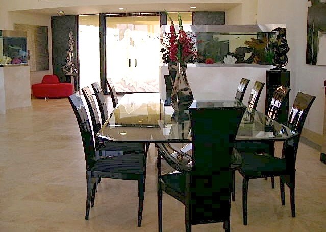 На фото: большая гостиная-столовая в современном стиле с серебряными стенами и полом из травертина