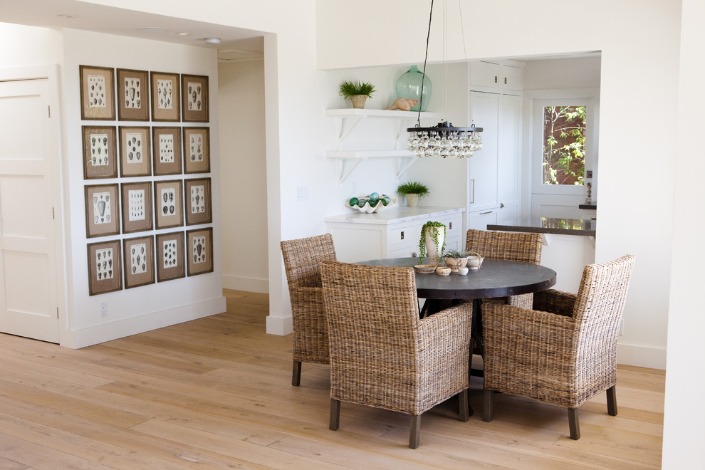 Diseño de comedor de cocina contemporáneo con paredes blancas, suelo de madera clara y suelo beige