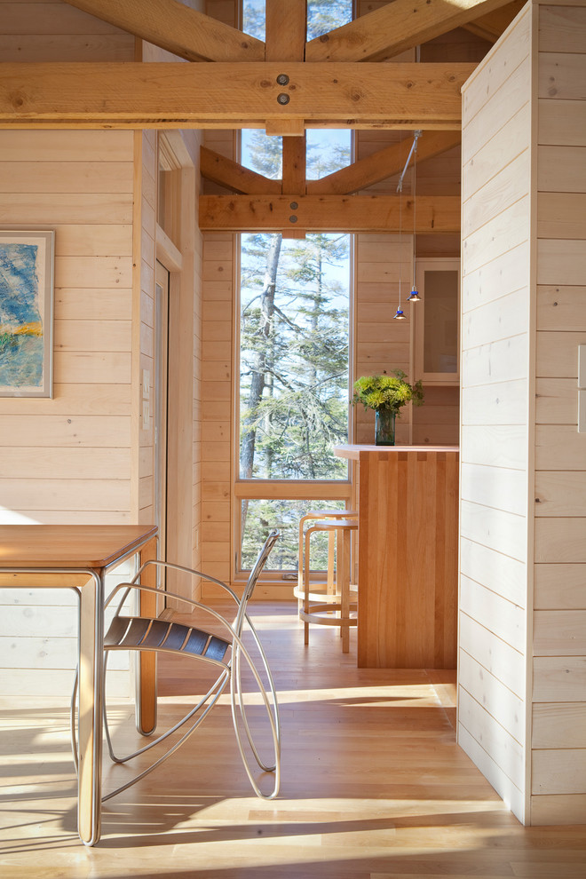Uriges Esszimmer mit braunem Holzboden in Portland Maine
