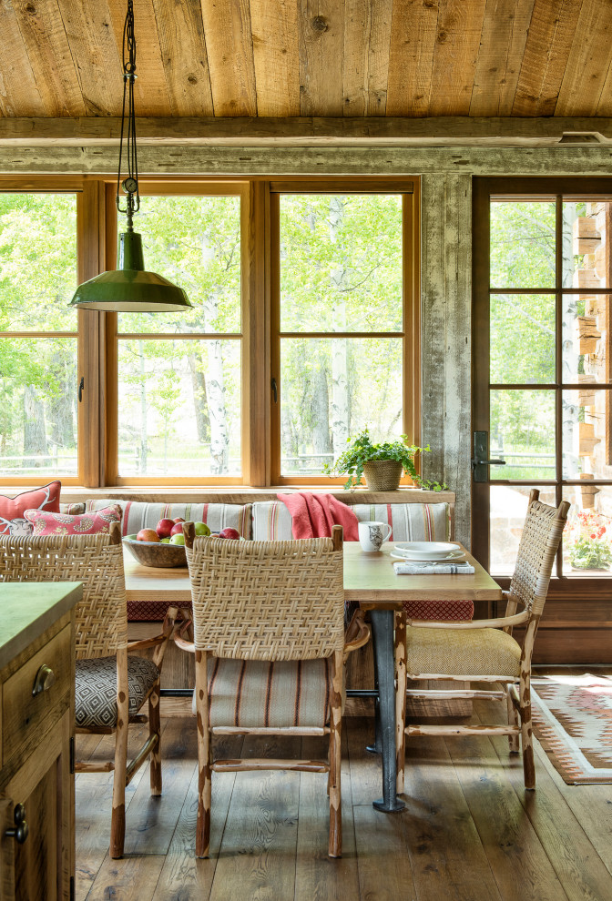 На фото: маленькая кухня-столовая в стиле рустика с паркетным полом среднего тона без камина для на участке и в саду с