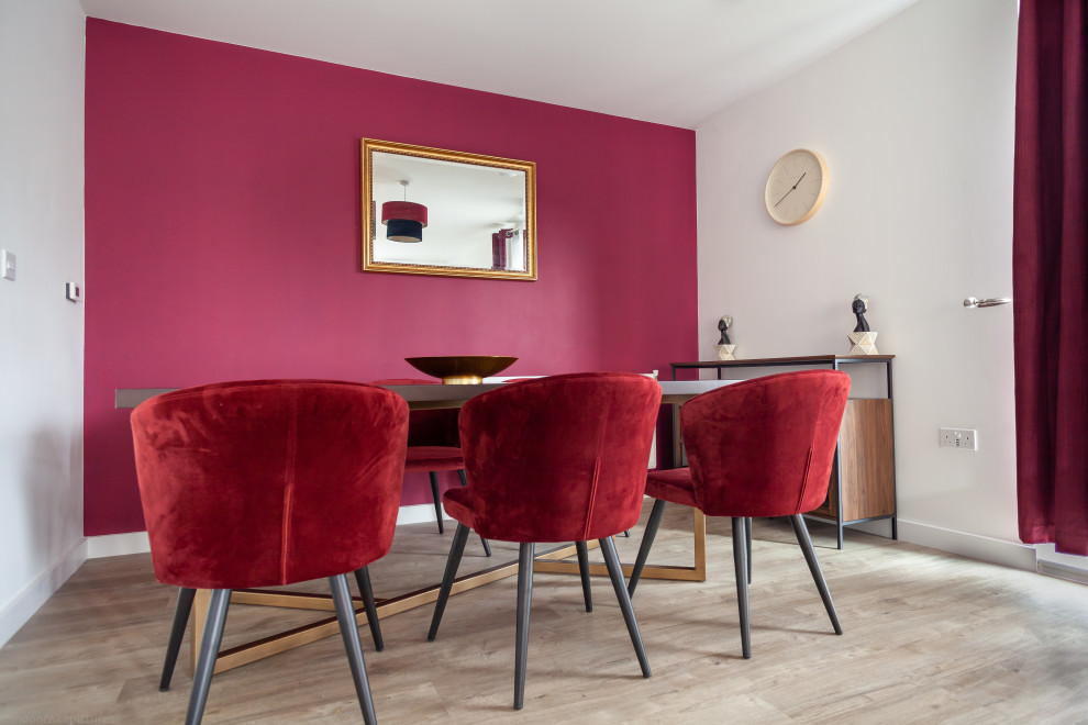 Offenes, Kleines Modernes Esszimmer ohne Kamin mit roter Wandfarbe, hellem Holzboden und braunem Boden in London