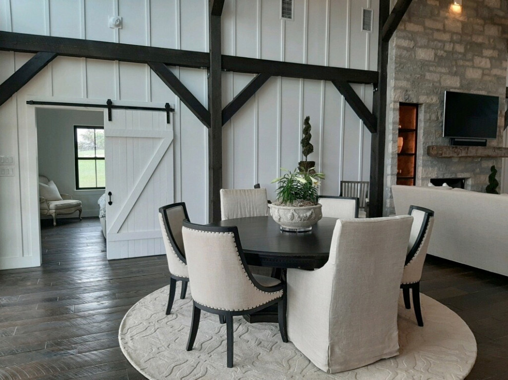 Стильный дизайн: кухня-столовая среднего размера в стиле кантри с белыми стенами, темным паркетным полом, коричневым полом, балками на потолке и деревянными стенами - последний тренд