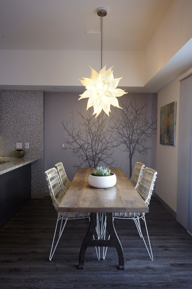 Свежая идея для дизайна: кухня-столовая среднего размера в современном стиле с серыми стенами и деревянным полом без камина - отличное фото интерьера