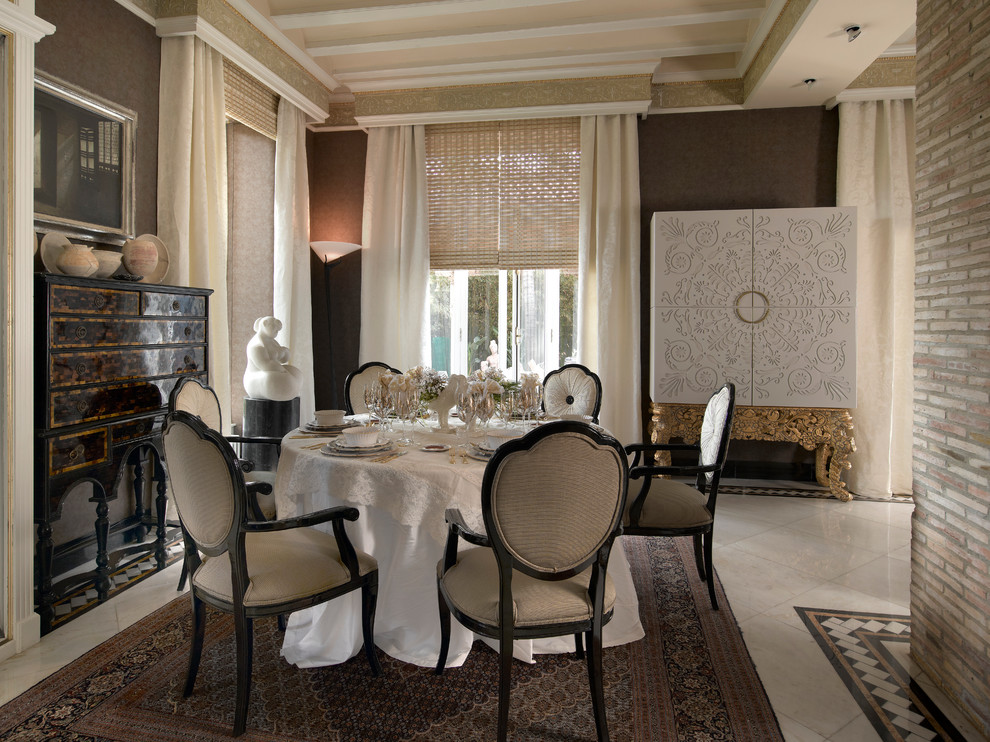 Exemple d'une rideau de salle à manger éclectique avec un mur marron.