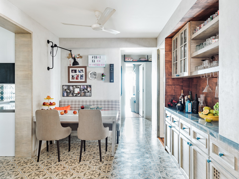 Immagine di una sala da pranzo aperta verso la cucina boho chic con pareti beige e pavimento marrone