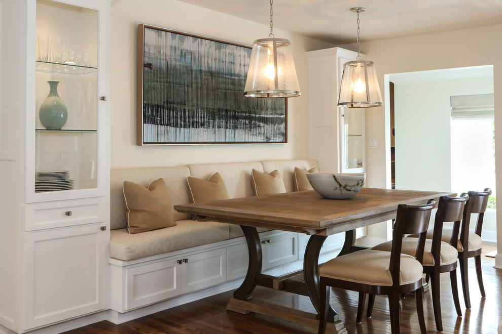Immagine di una sala da pranzo aperta verso il soggiorno tradizionale di medie dimensioni con pareti bianche e pavimento in legno massello medio